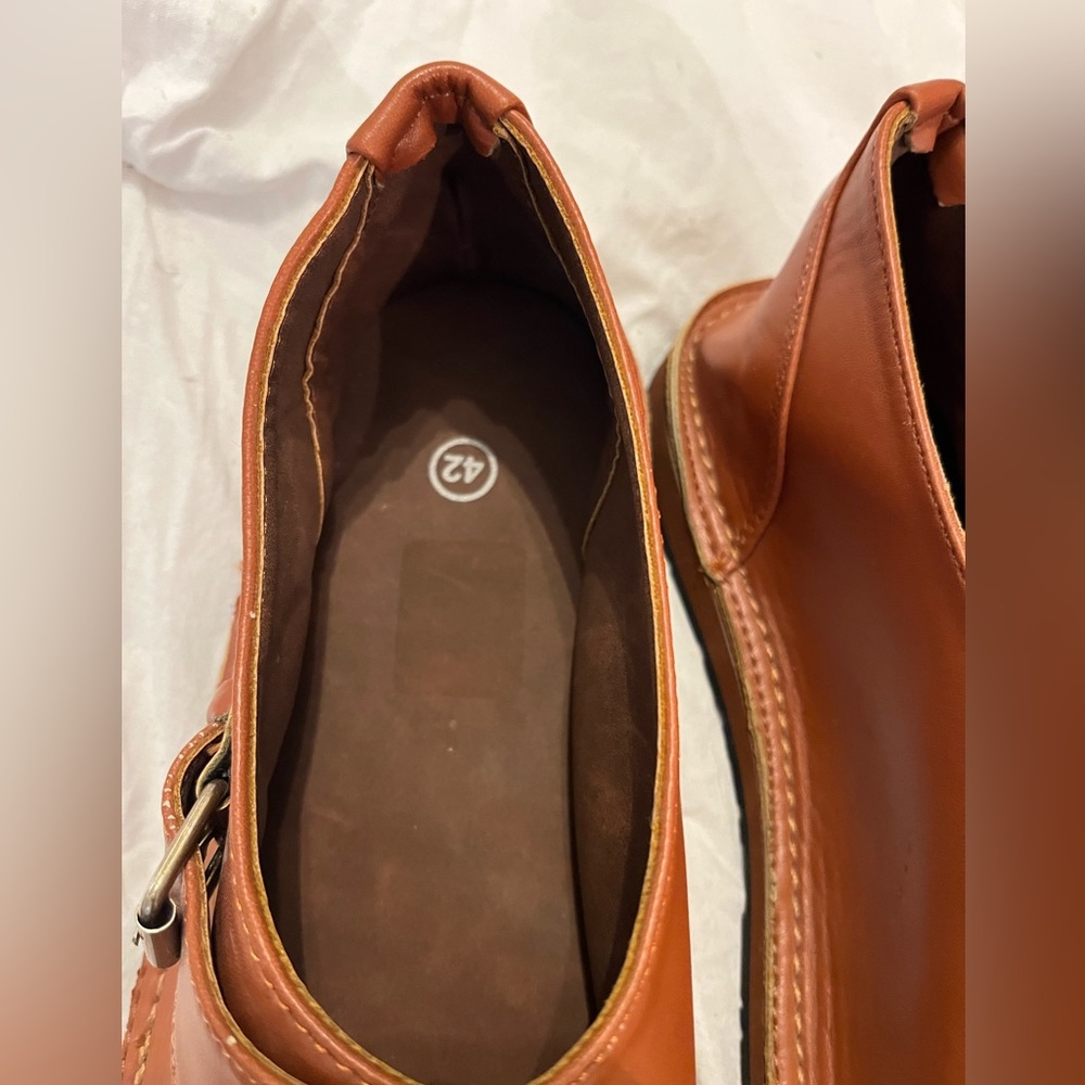 Camel color leather sandal Size 9 or 42 Euro, buckle side - Picture 2 of 5